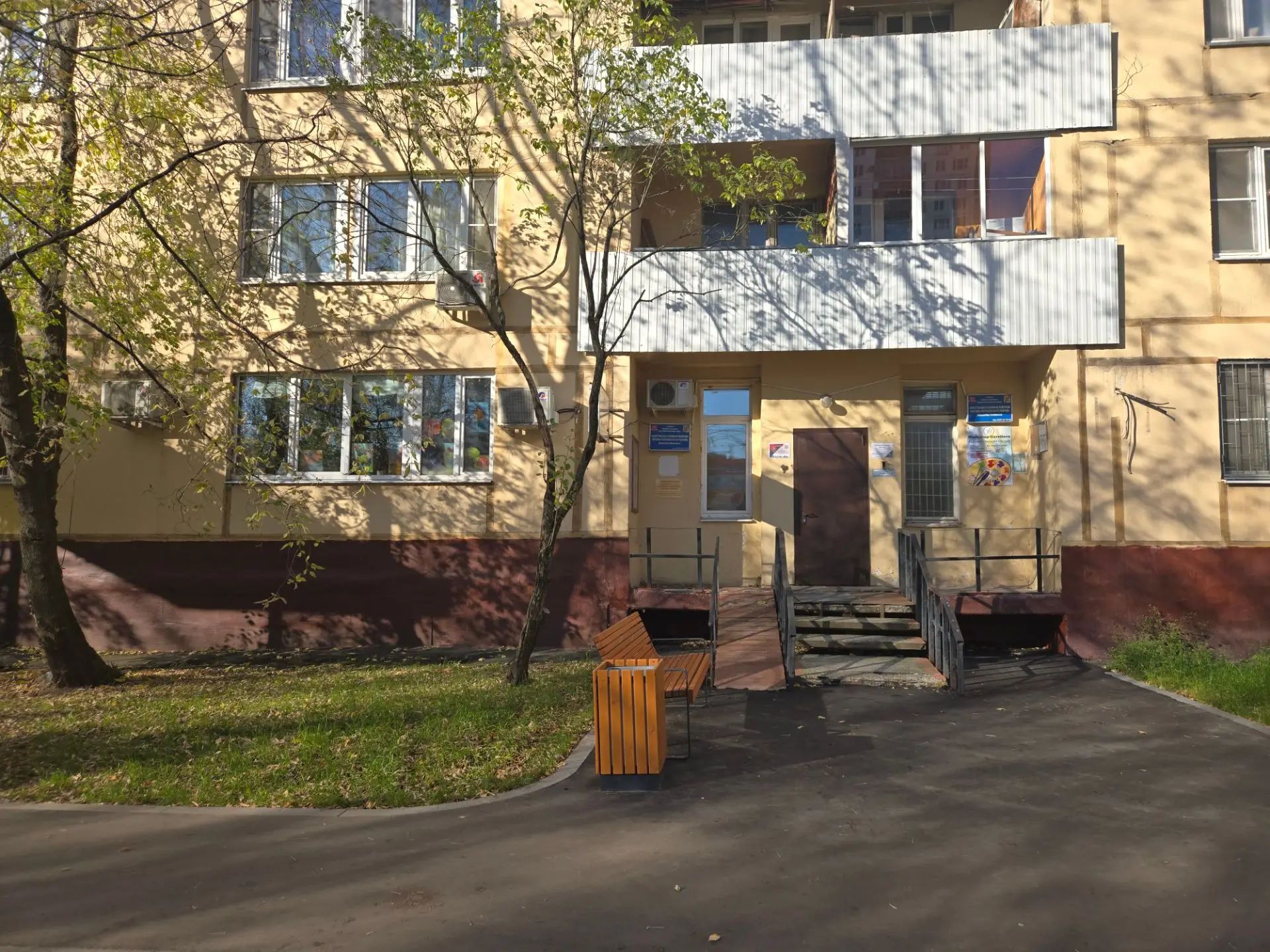Вход в студию